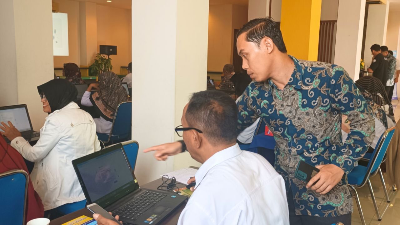 Bapak Akhmad Syukron saat membantu para peserta